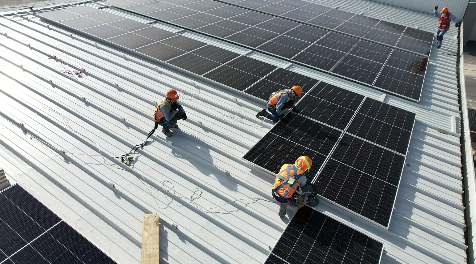 peronas-instalando-paneles-solares