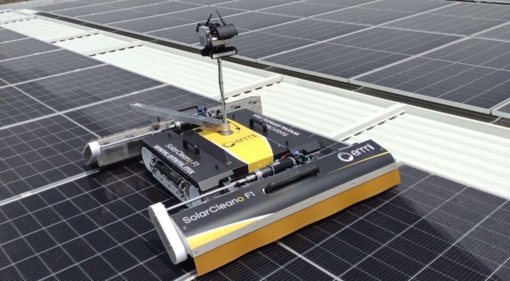 Robot limpiando paneles solares