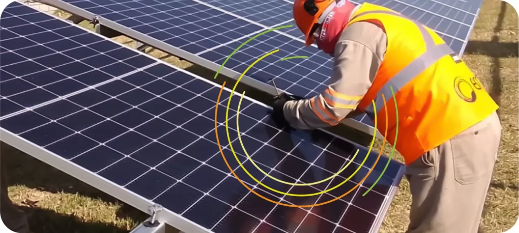 persona instalando panel solar