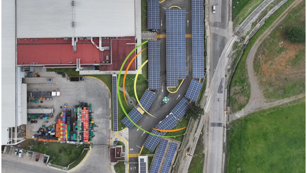 Paneles solares en estacionamiento