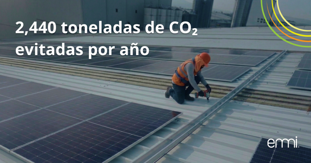 Instalación de paneles solares en techo industrial de Polyrafia con técnico en montaje.
