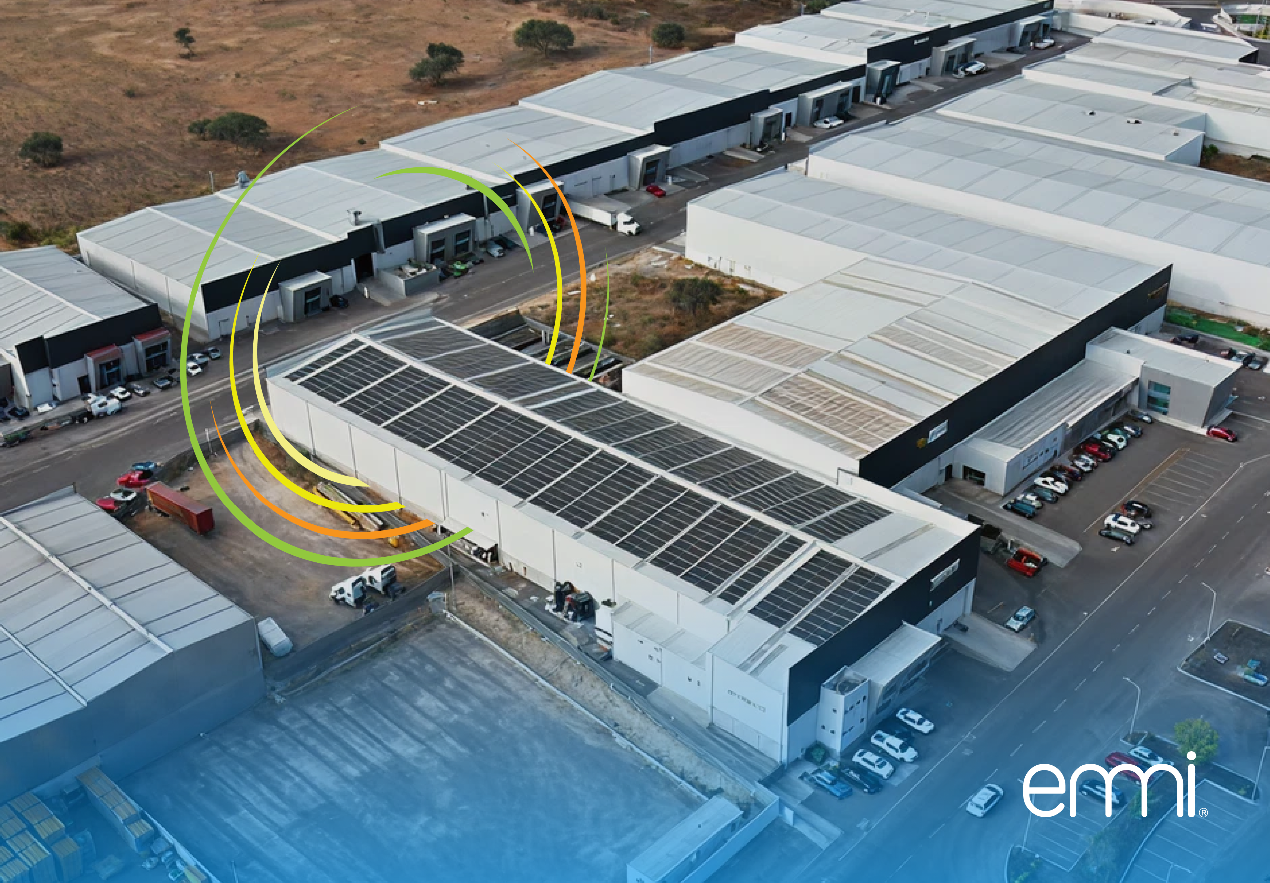 Nave industrial con paneles solares en techo para autoconso energético empresarial.